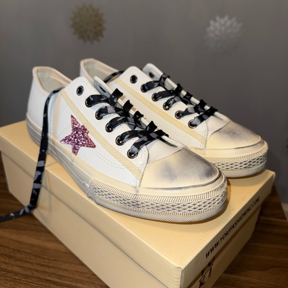 Chic white‎ w/pink glittery star Distressed sneakers/shoes New Box Woman’s Sz9 - Picture 2 of 5